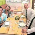  Poco después de salir de la cárcel, en las redes sociales se subió esta foto del presentador en un restaurante de la ciudad. 