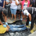  El hombre, de 64 años, falleció tras ser impactado por un trailer mientras vendía sus roscas.  