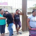  Familiares del fallecido, a la espera de que el cadáver sea llevado a la morgue de Guayaquil. 