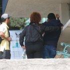  Los primos de la víctima arribaron a Medicina Legal, en el oriente de Quito, para realizar los trámites. Debían esperar que llegaran familiares directos para retirarlo.  