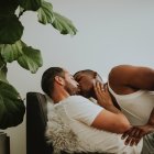  Referencial. No dar besos y caricias es una de las reglas que suelen establecerse en el ‘bud sex’. 