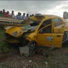  El taxista no logró controlar el carro, perdió pista y terminó estrellándose contra la barra de lata. 
