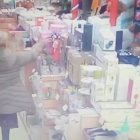  La anciana simula revisar precios de los objetos.  