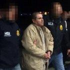  Esta fotografía, publicada por el Ministerio del Interior mexicano el 19 de enero de 2017, muestra a Joaquin Guzmán Loera, escoltado en Ciudad Juárez por la policía para ser extraditado a Estados Unidos. 