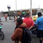  Usuarios de la ruta Milagro a Guayaquil esperan que llegue al menos un bus. La terminal luce vacía.  