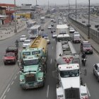  Tráfico. Los vehículos pesados son parte de la saturación vehicular en el sector.  