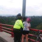 Agentes y una ciclista evitaron que una mujer se lance, junto a su hija de dos años, desde el puente del río Chiche 