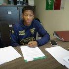  Según el Sporting, el futbolista, procedente del Independiente del Valle, ha firmado un contrato hasta 2014 y tendrá una cláusula de rescisión de 60 millones de euros. 