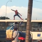  El superhéroe arácnido, Spiderman, que esta vez en lugar de utilizar sus telarañas para movilizarse por las alturas de los edificios de nuestra ciudad, decidió transportarse en el techo de una buseta. 