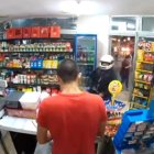  De izquierda a derecha: el cliente, el cajero y el ladrón con casco blanco. 