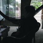  El hombre, de 21 años, ha recibido rechazo por su aliento. Cree que padece trimetilaminuria, una condición también conocida como síndrome de olor a pescado podrido. 