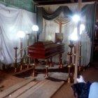  El extranjero estaba velando a un conocido quien murió en similares circunstancias. 