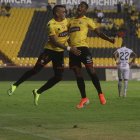  Fidel Martínez y su celebración con Jonatan Álvez.  