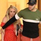  Britney Spears luce con una mirada confundida, aunque algo más calmada. 