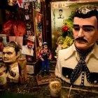  Decenas de objetos, como chompas, camisetas, gorras, cinturones, jarras y más se venden con representaciones del narcotraficante mexicano Joaquín ‘El Chapo’ Guzmán. 