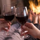  Referencial. Consumir alcohol de manera moderada ayuda a que los juegos sexuales se conviertan en placenteros y diferentes. 