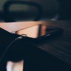  Referencial. El cadáver estaba junto al cable de carga y su dedo índice derecho se había desprendido. 