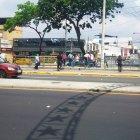  En la avenida 25 de Julio, los peatones se arriesgan y saltan las barandas. 