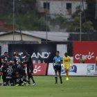  Los ‘rayados’ celebran uno de los tantos ante la impotencia de los amarillos. 