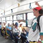  Omar Apolinario, con gorra roja, ofrece comedia en los buses.  