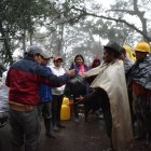   Luis Cando fue uno de los primeros en recibir la ración de comida para llevar hasta el sector de Montañitas de El Triunfo. 