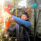  El trabajo lo aprendió de sus padres. Las obras le llegan cada vez que hay fiestas.  