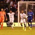  Los jugadores de Liga celebran un gol ante la desazón de los azules.  