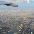  Hombre falleció al caer de un avión que volaba sobre Londres. 