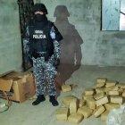  La policía logró el decomiso de la droga que dejaron abandonada los narcos. 