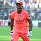  Máximo Banguera recibe unas ’pataditas’ de felicitación de su amigo Damían Díaz 