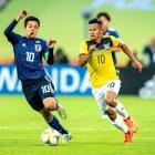  Jordan Rezabala intenta superar la marca de un rival, en el partido con Japón. 