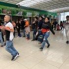  Las personas iban de ventanilla en ventanilla buscando quién les venda un pasaje para salir de la ciudad. 