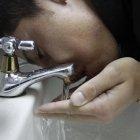  De acuerdo a la guía para la calidad del agua potable de la Organización Mundial de la Salud (OMS), la calidad del agua comprendida como agua segura para el consumo humano tiene algunas características a nivel microbiológico y químico. 