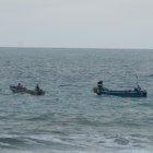  Las lanchas a motor de los pescadores de la zona, que llegan después de varias semanas trabajando para buques pesqueros en alta mar. 