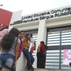  Padres de familia acuden a las sedes para conseguir un cupo para sus hijos.  