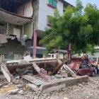  La parte delantera de la casa se vino abajo.  