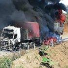  Incidentes dejaron también dos vehículos incendiados. 