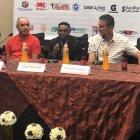  Los técnicos con el jugador, durante la rueda de prensa en la que se dieron detalles del partido de despedida. 