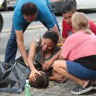  El joven perdió el control de la motocicleta al ser impactado por una camioneta.  