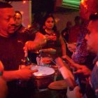  En algunos bares y discotecas de Guayaquil, los consumidores de cerveza afirman que seguirán comprando cervezas pese a un posible aumento de precio si se aprueba la nueva forma tributaria. 