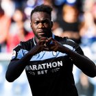  El delantero ecuatoriano de la Lazio celebra su gol con la hinchada. 