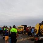  Agentes retiran los autos de la vía.  