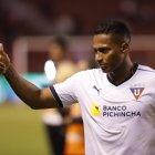  Antonio Valencia agradece a la hinchada por la asistencia a su primer partido con el equipo albo. 
