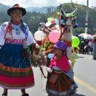  Alrededor de 2 mil personas desfilaron con sus comparsas. 