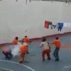  Momento en que la bomba lacrimógena lanzada por un guardia golpea a uno de los atacantes, que murió en el acto. 