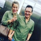  Reinoso se recupera junto a su esposa Catherine Velasteguí del accidente.  