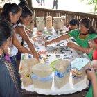  En la comunidad se han agrupado para poder trabajar en equipo en la artesanía.  