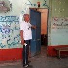  Uno de los dependientes del night club muestra el cuarto número 1, donde el fallecido tuvo sus últimos minutos de felicidad. 