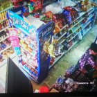  Las ‘andadas’ del hombre fueron captadas por las cámaras de seguridad de un minimarket. 