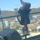  La joven estaba realizando ejercicios en el balcón de su apartamento. 